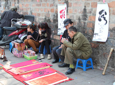 Người Hà Nội tấp nập xin chữ may mắn đầu năm